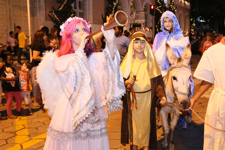 Desfile de Natal de 2015 na Avenida Alberto Braune (Foto: Arquivo A VOZ DA SERRA)