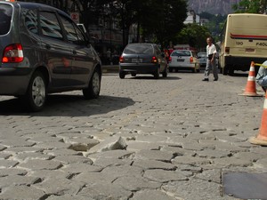 Pista esburacada da Alberto Braune pode fazer o samba atravessar neste carnaval