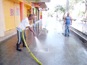 De volta à rotina: ruas são lavadas e arquibancadas desmontadas