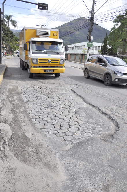 Buracos na Avenida Julius Arp são alvo de reclamação da comunidade