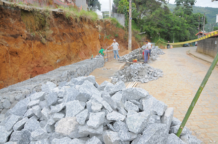 Prefeitura constrói muro nas ruas Aurora da Silveira e Tupiniquins