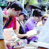 Livros e flores na praça