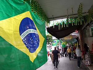 Tumulto antes do jogo contrasta com calmaria das ruas durante a partida