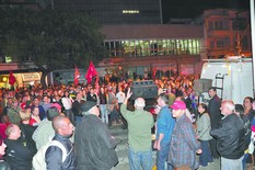 Protesto por reconstrução de Nova Friburgo reúne centenas de friburguenses no Centro