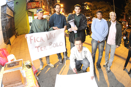 Movimento Absurdo distribui bolo  em protesto aos 18 meses da tragédia