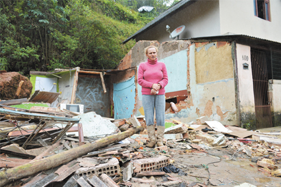 Casa desaba em Theodoro de Oliveira: intuição  de moradora impede uma tragédia em família