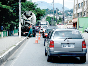 Obras + acidentes = caos no trânsito