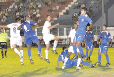 Frizão começa perdendo, vira o jogo e ratifica sua liderança isolada da série B