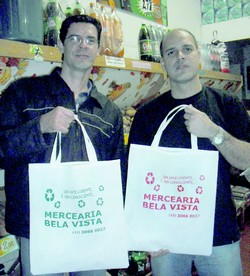 Mercearia adota o uso de bolsas ecológicas e recolhe garrafas pet para ajudar o meio ambiente