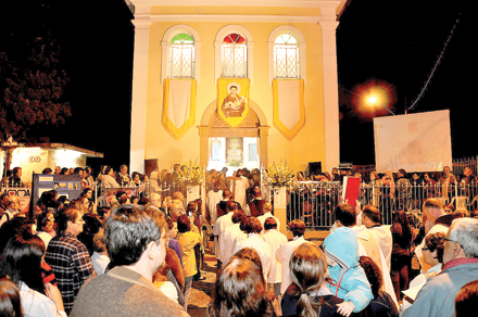 A Praça do Suspiro foi palco de uma bela manifestação de fé ao receber centenas de pessoas para a Festa de Santo Antônio