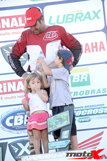 Piloto friburguense ganha pela primeira vez prova do Campeonato Brasileiro de Motocross