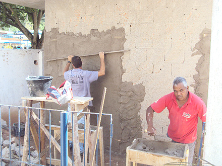 Banheiro público em Trajano recebe emboço externo