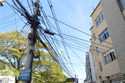 Excesso de fios e cabos deixa a paisagem urbana cada vez mais caótica