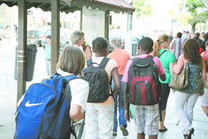 Mochilas muito pesadas podem causar dores nas costas e desvios na coluna