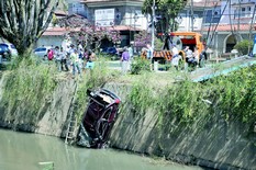 Acidente de trânsito no Centro: carro cai no Rio Bengalas 