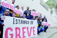 Em greve, funcionários dos Correios fazem manifestação por melhorias