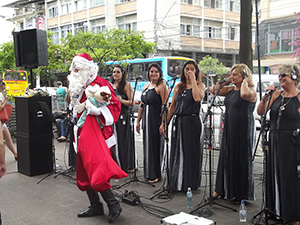 Apresentações musicais animam as ruas nestes dias que antecedem o Natal