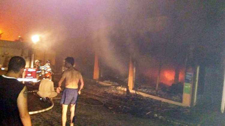 Bombeiros levaram cerca de três horas para conter as chamas (Foto: Reprodução WhatsApp)