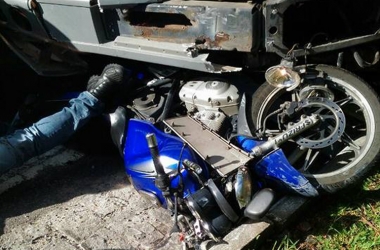 Uma das motos foi parar embaixo do caminhão (Foto: Leitor via WhatsApp)