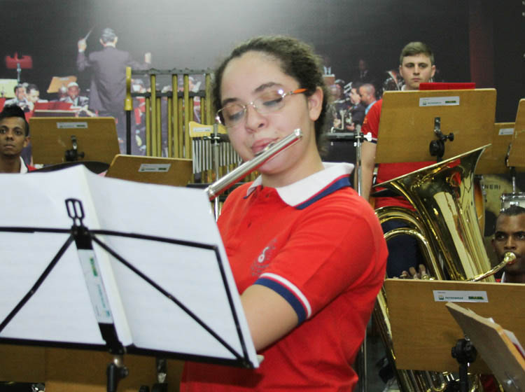 O aprendizado de música da Campesina é feito na Usina Cultural da Energisa. Na audição, alunos mostraram habilidade com os instrumentos (Foto: Divulgação)