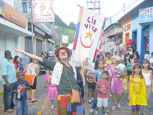 Bloco da Cia. Viva agita Duas Barras 