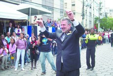 Salve, Nova Friburgo! Aniversário de 193 anos de Nova Friburgo: instituições e agremiações passam animadas na avenida; desfile terminou antes das 13h