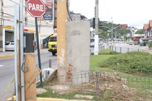 Padrão de luz dificulta a visibilidade em cruzamento