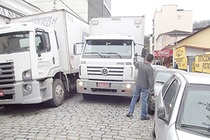 Motoristas se queixam de transtornos provocados pelo tráfego de caminhões em rua do Centro