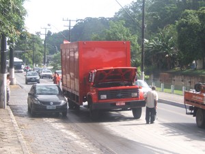 Caminhão deixou o trânsito lento na manhã de ontem, na Avenida Rui Barbosa