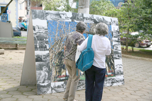 Na praça da Vilage, um desfile das muitas belezas desta terra