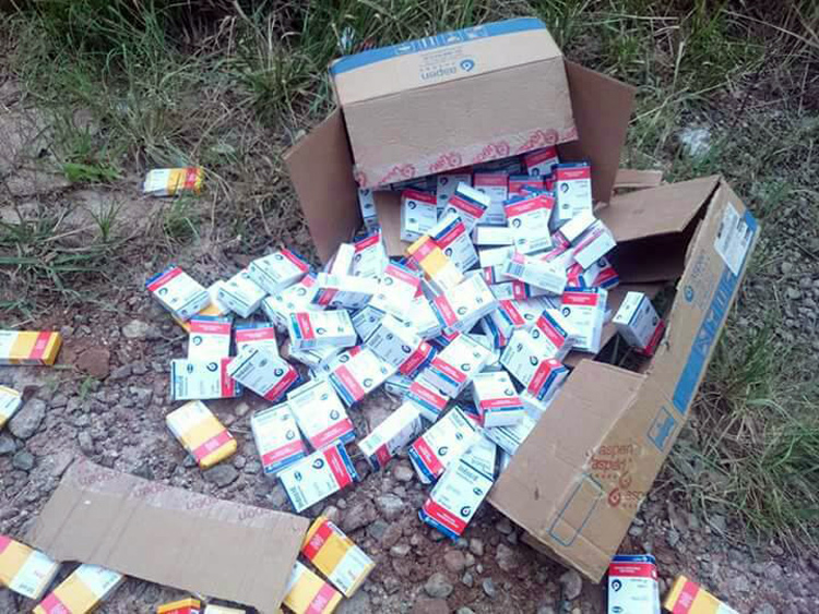 As caixas de remédios foram levadas para a 151ª DP (Foto: Leitor via WhatsApp)
