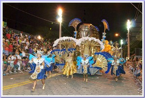 Alunão cobre a passarela de azul e mostra como os egípcios descobriram a cor