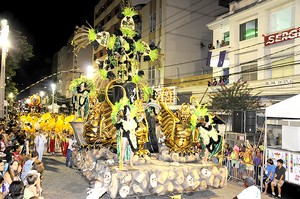 Blocos de enredo contagiam o público na noite de sábado