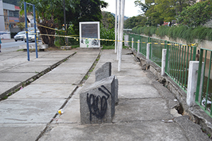 Passados seis meses, trecho que cedeu na avenida não foi recuperado e está isolado  