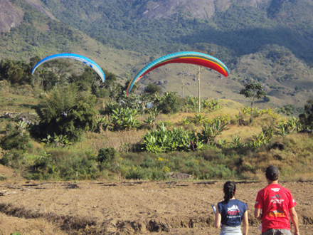 55 pilotos de parapente confraternizam  descoberta de rampa em Trajano de Moraes