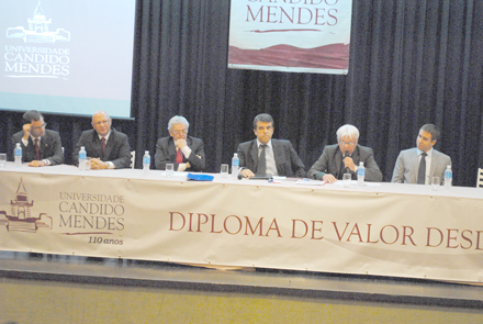 Jurista Diogo de Figueiredo encanta plateia em aula inaugural da Universidade Candido Mendes