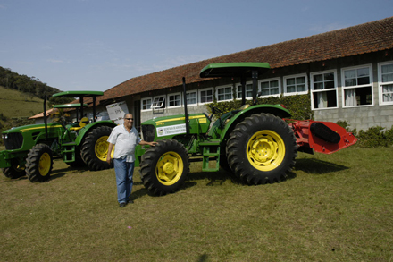 Governo municipal incentiva agricultores a usarem tratores adquiridos e realiza palestra para o manejo