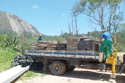 Águas de Nova Friburgo transporta pneus recolhidos no Rio Bengalas para biodigestor em Petrópolis  