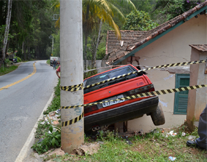 Motorista perde o controle  e invade casa 