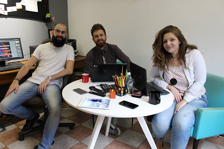Gustavo Coelho, 25, Victor Gomes, 25, e Viviane Botelho, 24, uniram suas habilidades e montaram um negócio de consultoria e produção digital