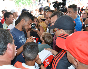 Léo Moura participa da inauguração da escolinha gratuita no bairro Cordoeira