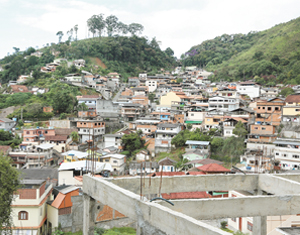 Mato, buracos e bueiros entupidos deixam apreensivos os moradores da Granja Mimosa