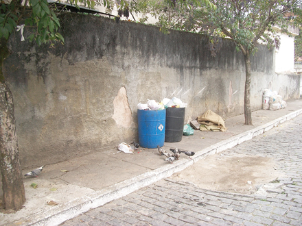 Ocupação de calçadas com lixo continua sendo grande problema na cidade