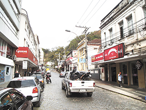 Posturas garante que não há proibição de música ao vivo em bares