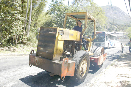 Operação Tapa-Buracos na Alameda do Canal é comemorada pelo prefeito Sérgio Xavier