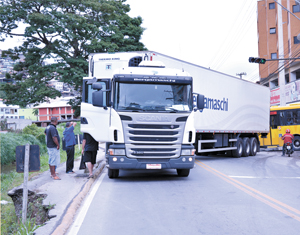 Manhã de congestionamentos: carreta quebra e para trânsito