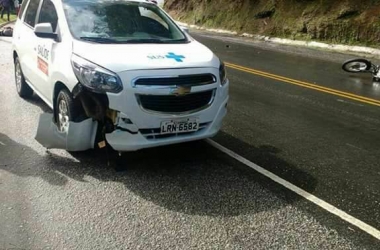 O carro acidentado e a moto tombada na pista (Foto de leitor)