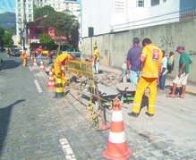 Calçamento da rua Comendedor Giuseppe Mastrângelo está sendo refeito