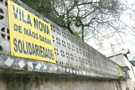 SOS Vila Nova: moradores espalham faixas de protesto  contra o abandono do bairro após 18 meses da catástrofe