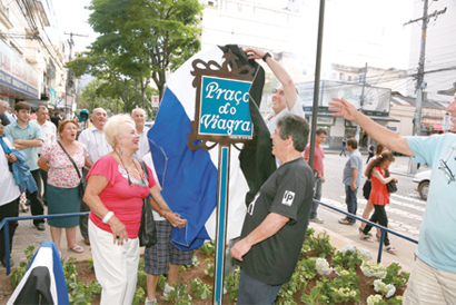 Em clima de bom humor e descontração,  Praça do Viagra é oficialmente inaugurada